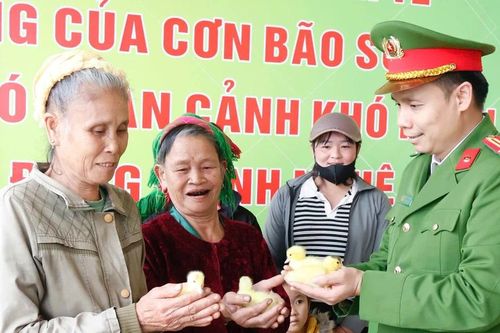 Công an phường Hà Đông trao sinh kế, tiếp sức người dân xã Tiên Đồng vượt thiên tai