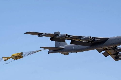 Oanh tạc cơ B-52 Mỹ gặp sự cố hi hữu: Dù hãm tốc bung ra giữa không trung