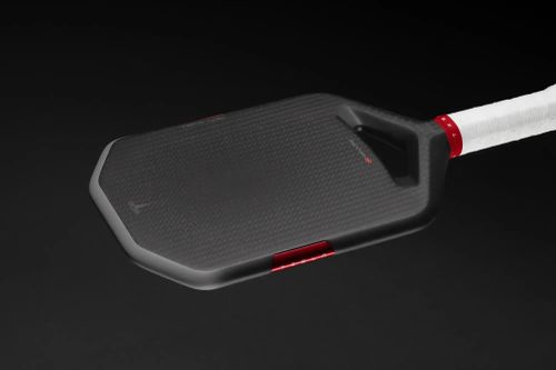 Vợt pickleball của Tesla gây tranh cãi