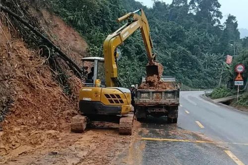 Nhanh chóng xử lý sạt lở, đảm bảo an toàn đường lên Cửa khẩu Cầu Treo