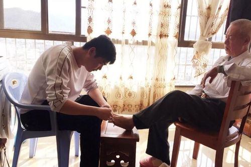 7 dấu hiệu hiếu thảo giả tạo