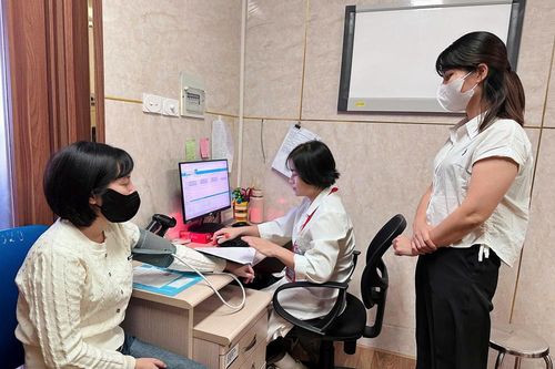 Tầm soát ung thư và tổ chức 'Gian hàng 0 đồng' cho hơn 2.000 phụ nữ yếu thế