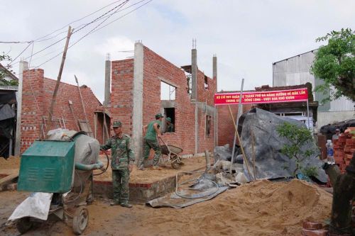 Bộ CHQS TP. Đà Nẵng đẩy nhanh tiến độ xây dựng nhà ở cho người dân Đắk Lắk