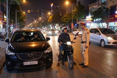 Xe máy, ô tô quên bật đèn ban đêm bị phạt bao nhiêu?