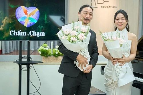 Chung tay vẽ tranh 'Chấm & Chạm' gửi tới miền trung