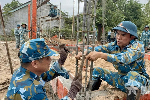 Ấm tình quân dân giữa mưa gió Sơn Hòa