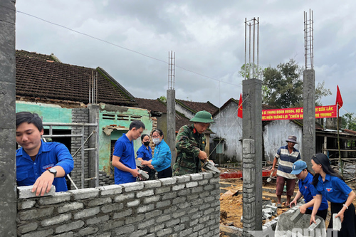 Bộ đội và dân quân Đắk Lắk gắng sức giúp dân xây nhà mới