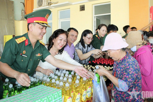 Trung đoàn Gia Định tổ chức chương trình 'Gian hàng 0 đồng gắn kết tình quân dân'