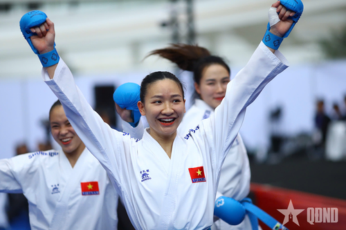 Các nữ võ sĩ karate Việt Nam rạng rỡ khi đánh bại Thái Lan, giành huy chương vàng SEA Games 33