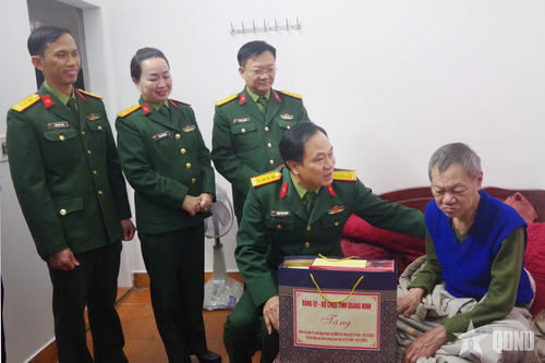 Bộ CHQS tỉnh Quảng Ninh: Thăm, tặng quà nhân kỷ niệm 81 năm Ngày thành lập Quân đội nhân dân Việt Nam