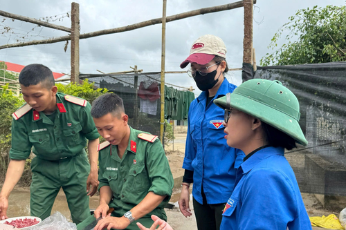 Bữa cơm ấm tình quân dân