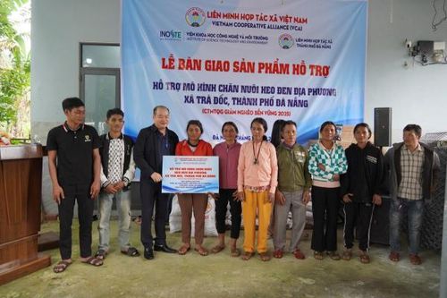 Hỗ trợ 100 con heo đen giống cho người dân xã Trà Đốc phát triển sinh kế
