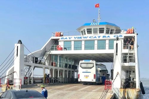 Trên chuyến phà ra đảo Cát Bà