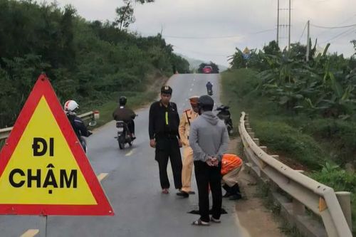 Khắc phục và tiếp tục theo dõi hố sụt lún trên quốc lộ 49