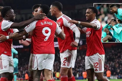 Arsenal thắng 'kỳ lạ' ở Ngoại hạng Anh