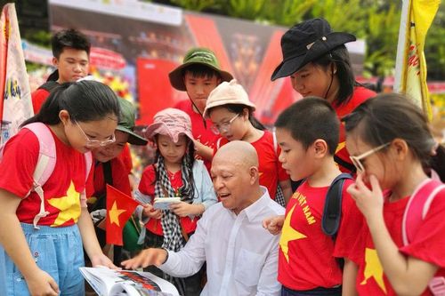 Ba thập niên cầm máy và hành trình kể chuyện đất nước bằng hình ảnh