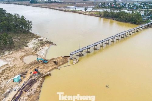 Cầu sập sau lũ, người dân Đà Nẵng đi đường vòng hàng chục cây số mưu sinh