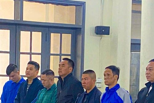 Sàm sỡ, đánh hội đồng 3 phụ nữ trước quán karaoke, 6 bị cáo lĩnh án treo