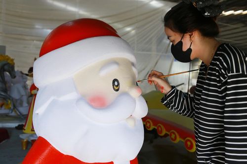 Công nhân tiết lộ điều thú vị trong xưởng sản xuất mô hình Noel ở Đồng Nai