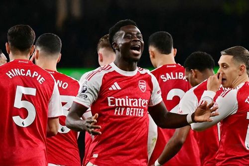 Arsenal thắng may mắn đội cuối bảng