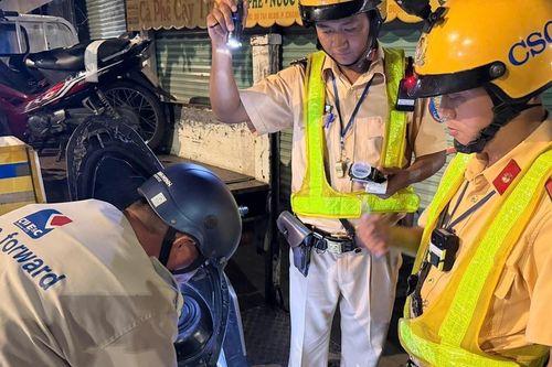 Nhậu đi không vững, người đàn ông ở TPHCM nói 'cho luôn CSGT xe máy'