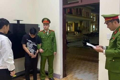 Ra tù chưa lâu, thanh niên trộm ô tô chở bạn gái