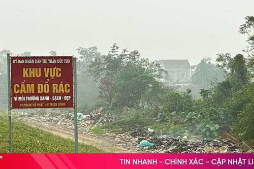 Bãi rác tự phát ngay dưới biển cấm đổ rác