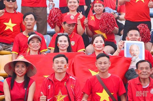 Người hâm mộ Hà Tĩnh sang Thái Lan 'tiếp lửa' cho vận động viên quê hương