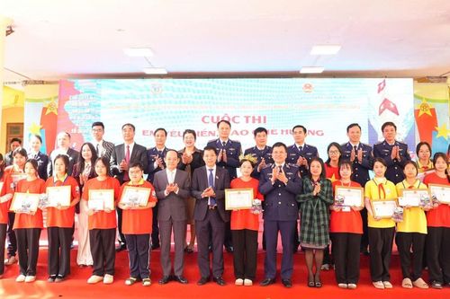 Cảnh sát biển Việt Nam tổ chức cuộc thi 'Em yêu biển, đảo quê hương' tại Yên Nghĩa