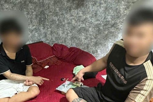Kiểm tra căn nhà, Công an bắt quả tang hành vi đáng xấu hổ của 2 thanh niên