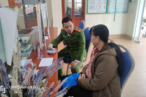 Thấy người phụ nữ cầm nhiều tiền mặt đi chuyển, nhân viên ngân hàng liền báo Công an