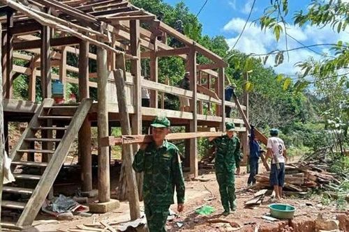 Bộ đội biên phòng giúp dân khắc phục hậu quả thiên tai