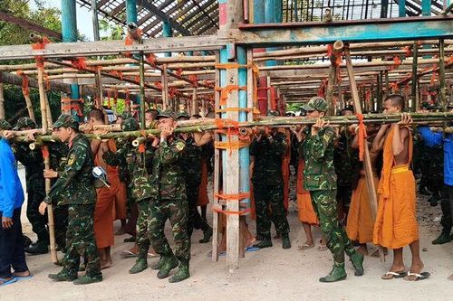 Cán bộ, chiến sĩ Sư đoàn 330 tham gia di dời hội trường sinh hoạt tôn giáo chùa Thơ Mít