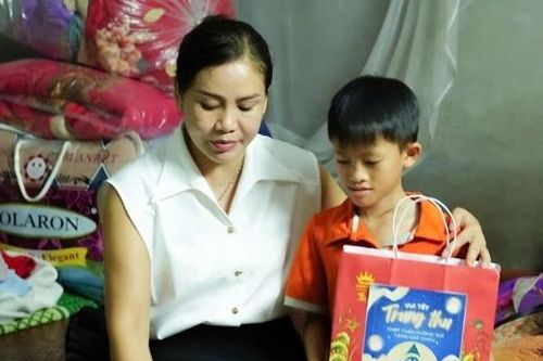 Vòng tay yêu thương của 'Mẹ đỡ đầu'