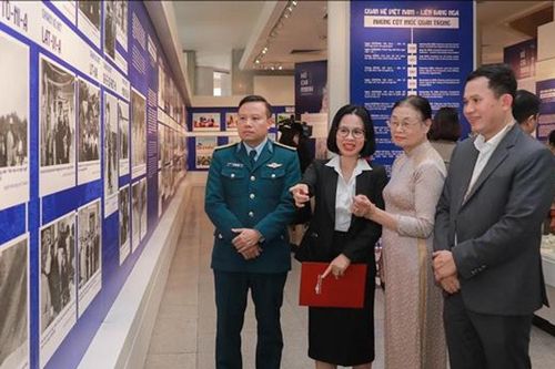 Trưng bày chuyên đề 'Dấu chân Hồ Chí Minh trên quê hương Cách mạng Tháng Mười'