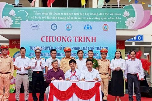 Tuyên truyền pháp luật an toàn giao thông đường sắt cho hơn 1.000 giáo viên và học sinh