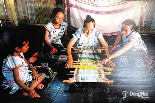 Phụ nữ dân tộc Mạ gửi tâm tình qua khung dệt