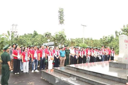 Trải nghiệm chào cột mốc nơi biên giới