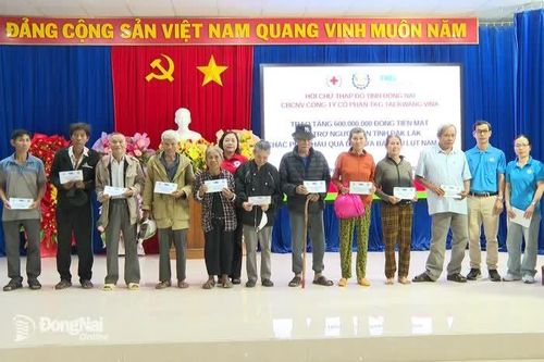 Trao hơn 1 tỷ đồng hỗ trợ cho người dân vùng lũ Đắk Lắk