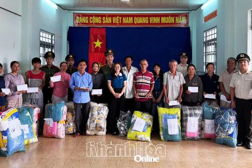 Công an cửa khẩu Cảng Hàng không quốc tế Cam Ranh trao quà cho người dân vùng lũ