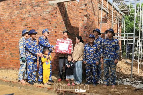 Lữ đoàn 101 tặng quà cho 2 gia đình được hỗ trợ xây nhà trong 'Chiến dịch Quang Trung'