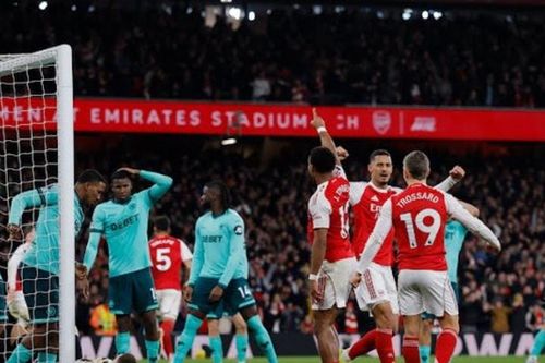 Arsenal thắng Wolves 2-1 nhờ hai bàn phản lưới phút cuối
