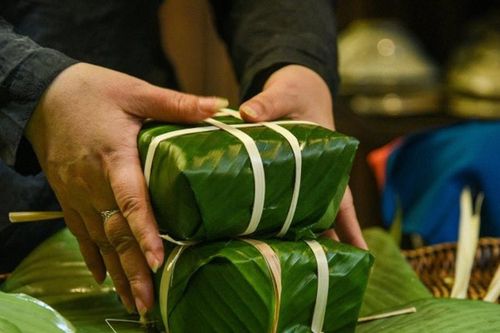 Cách gói bánh chưng lá dong vuông đẹp cho người mới bắt đầu