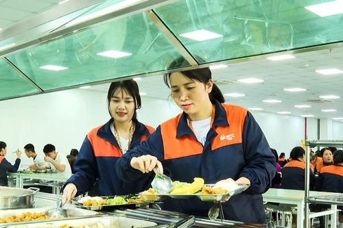 Bữa ăn ca - điểm tựa giữ chân người lao động trong doanh nghiệp