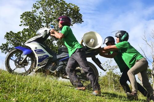 Những người đưa phim về bản