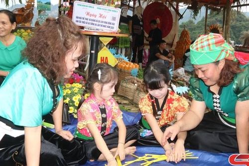 Sắc màu trang phục dân tộc tỏa sáng trong ngày hội ở Tường Hạ
