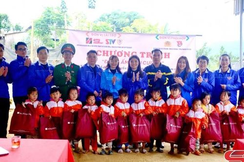 'Đông ấm biên cương'- mang yêu thương vượt núi