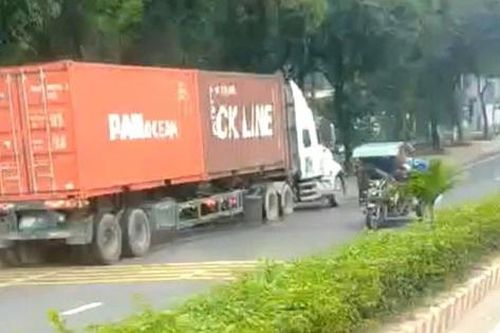 Phạt 19 triệu đồng, trừ 4 điểm tài xế điều khiển xe container chạy ngược chiều ở TP.HCM