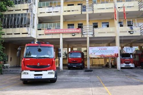 Ra quân tháo gỡ biển quảng cáo, vật liệu dễ cháy, mở lối thoát nạn phòng ngừa hỏa hoạn