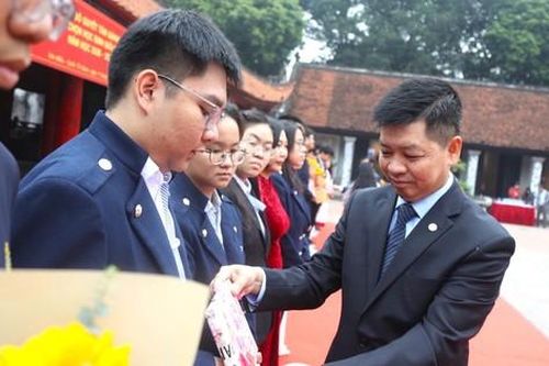 Bất ngờ mức thưởng kỷ lục cho học sinh giỏi Quốc gia, Quốc tế tại nhiều tỉnh thành